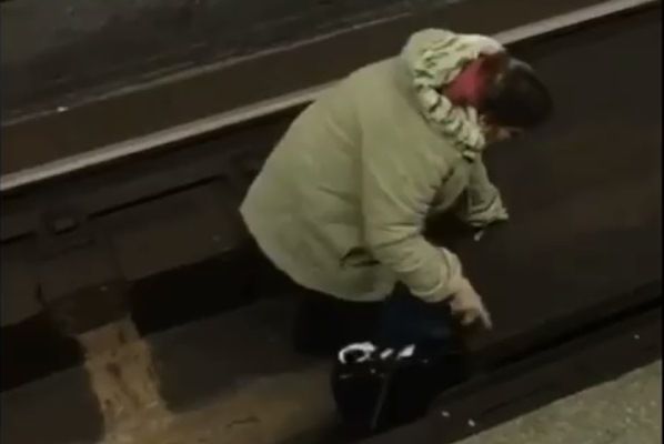 НП в метро Києва: жінку штовхнули на рельси палац спорта