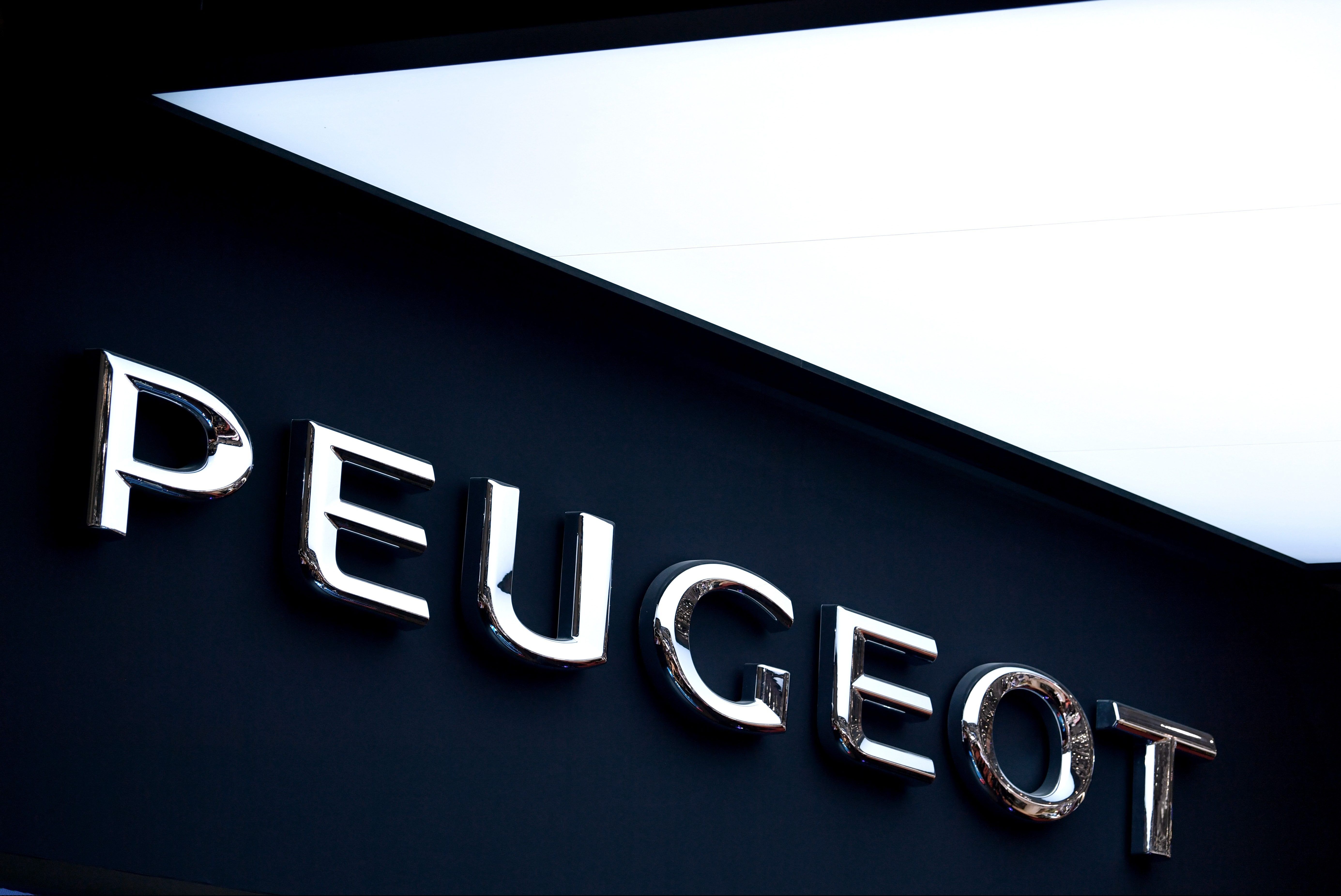 Peugeot повністю переходить на електромобілі та гібриди