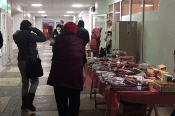 Торговий лоток з ковбасою і сиром на 1 поверсі київської лікарні