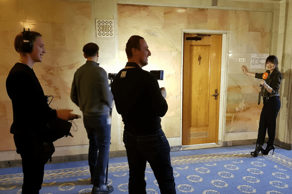 Депутат сховався від журналістки в туалеті. Але вона не розгубилася