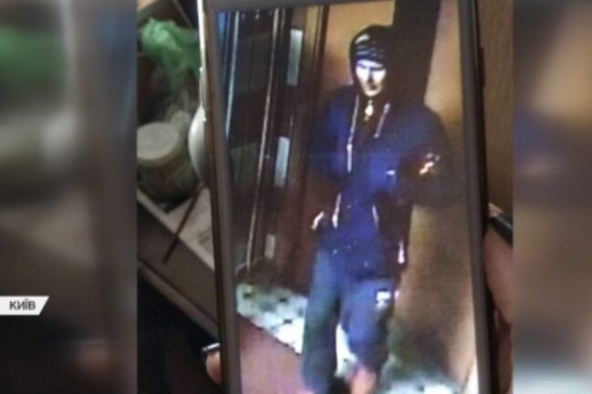 Душил, а затем плакал на коленях: в Киеве мужчина напал на женщину в лифте