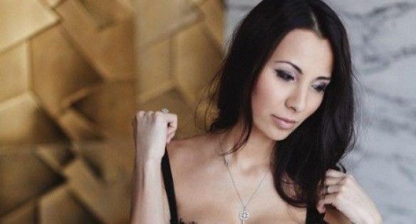 Жена Ярмоленко в коротком платье с глубоким декольте