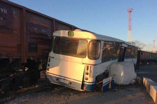 Потяг збив автобус у порту Чорноморська: 6 постраждалих