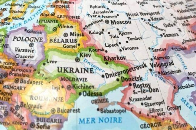 У Парижі продавали глобуси з російським Кримом