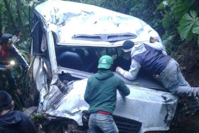 У Гватемалі автобус з людьми потоком води знесло у прірву ДТП