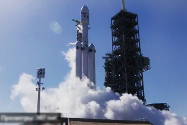 SpaceX випробувала найпотужнішу у світі ракету-носій Falcon Heavy