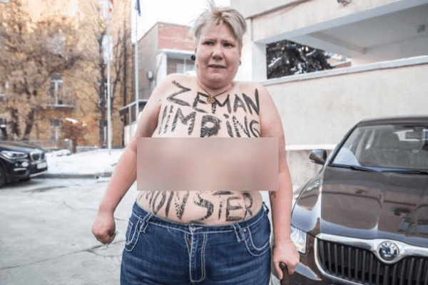 Активістка Femen переплутала і роздяглася не під тим посольством (18 )