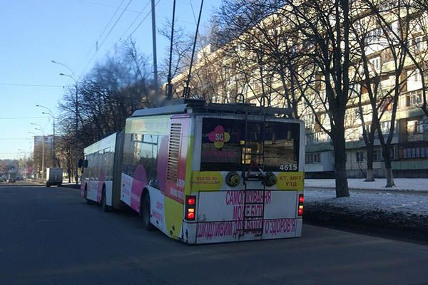 У Києві тролейбус розпався на дві частини