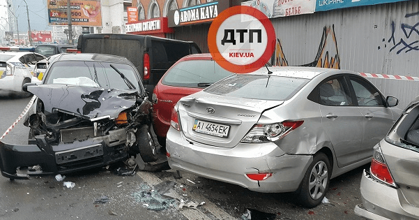 Машины превратились в металлолом: в Киеве Chevrolet влетел в 5 припаркованных авто