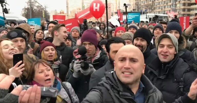 Прихильники Навального розбили камеру пропагандисту Філліпсу