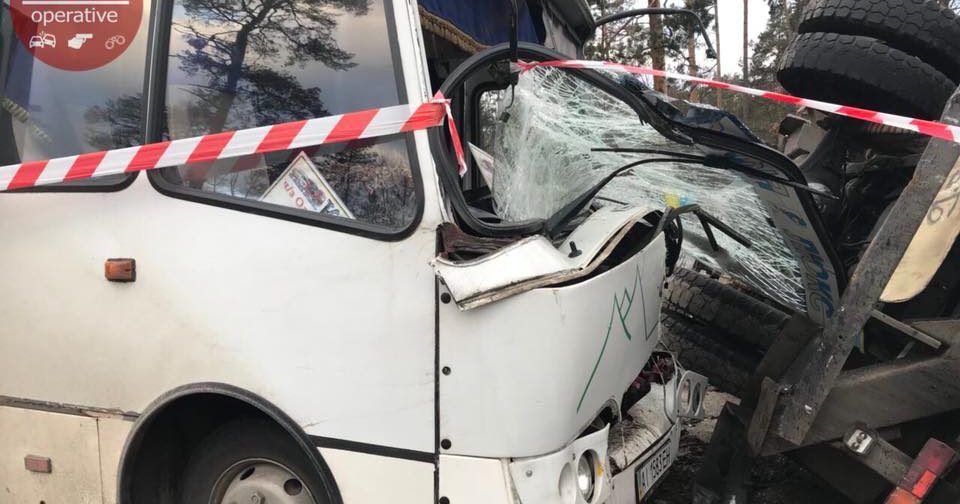 Под Киевом маршрутка влетела в автокран