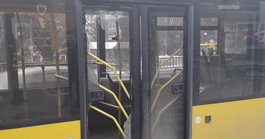 Не резиновый! В Киеве в переполненном троллейбусе лопнула дверь