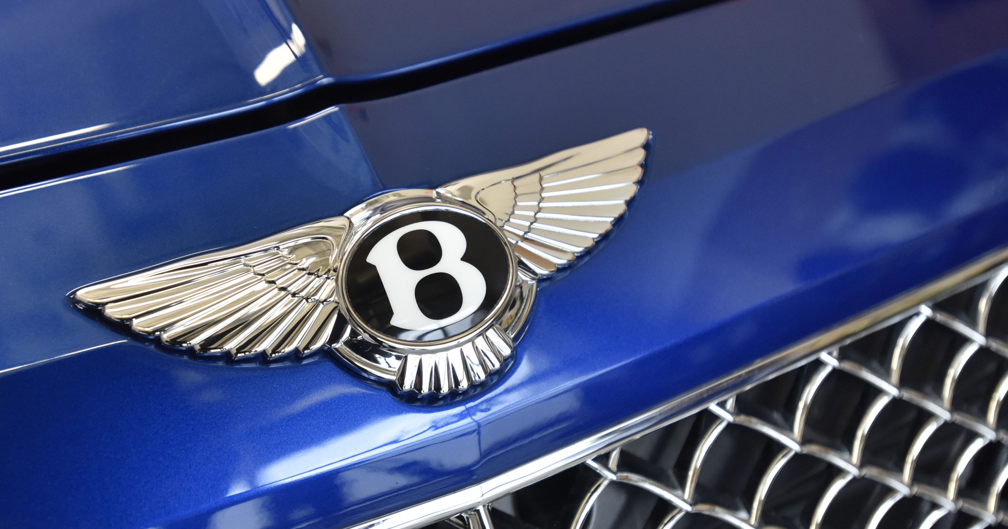 Bentley представила золотой iPhone X