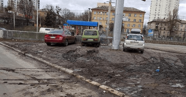 В Киеве герои парковки превратили газон в болото