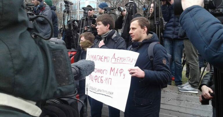 В Киеве требуют снести часовню УПЦ МП возле Десятинной церкви