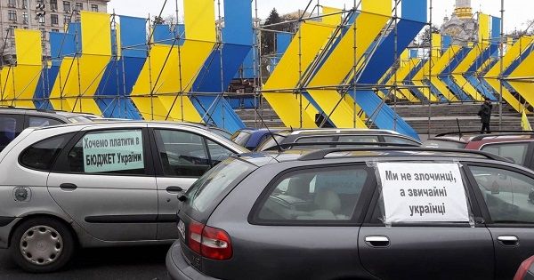 Несколько сотен авто на еврономерах собрались на Крещатике