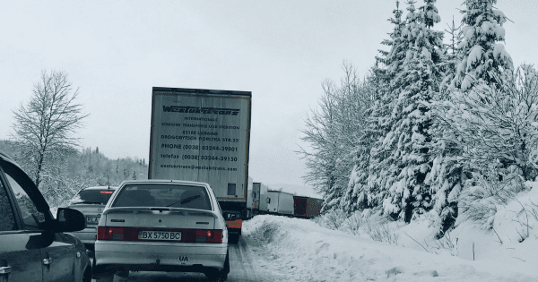 Снегопады в Украине: на трассе Киев-Чоп километровые пробки Затори
