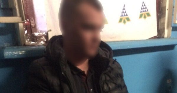 В Киеве пьяные мужчины избили полицейского в метро