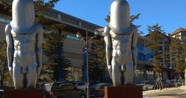 Статуи с фаллосами на Олимпиаде 2018 шокировали туристов