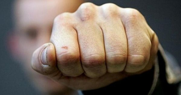 В Киеве пять парней чуть не убили мужчину за замечания