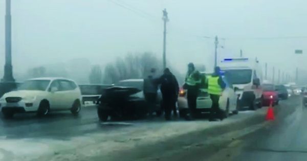 На мосту Патона ДТП с пострадавшими, образовалась пробка