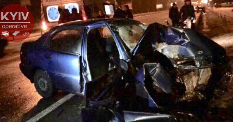 На Столичном шоссе авто влетело в столб, водителя зажало в салоне