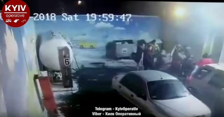 В Киеве на АЗС произошла массовая драка из-за очереди