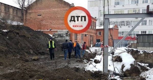 Обвал на стройке в Киеве: под бетонными блоками погиб мужчина обвал на стройке