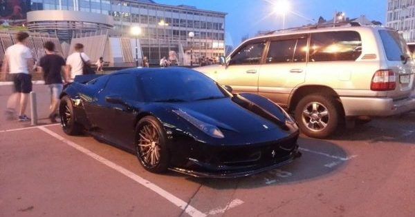 Украинец покорил Буковель на суперкаре Ferrari