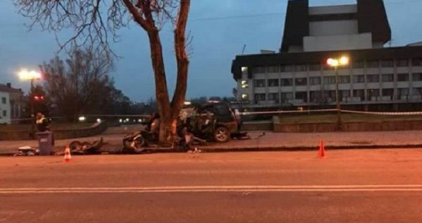 В Ужгороде авто с иностранцами влетело в дерево, трое погибших
