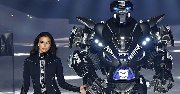 Сексапильную Шейк вывел на подиум гигантский робот