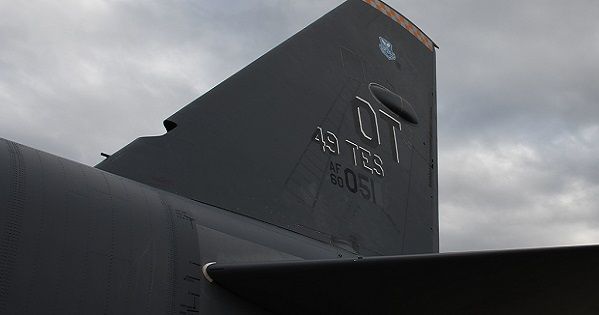 Молния пробила дыру в бомбардировщике размером с человека
