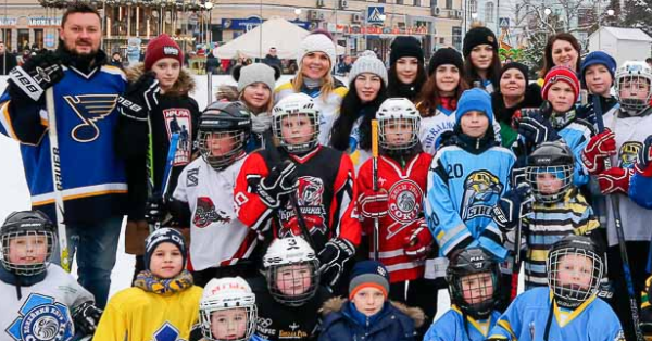 У центрі Києва відомі хокеїсти провели майстер клас для дітей
