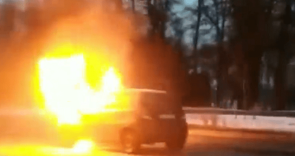 В Киеве возле моста Патона горит автомобиль