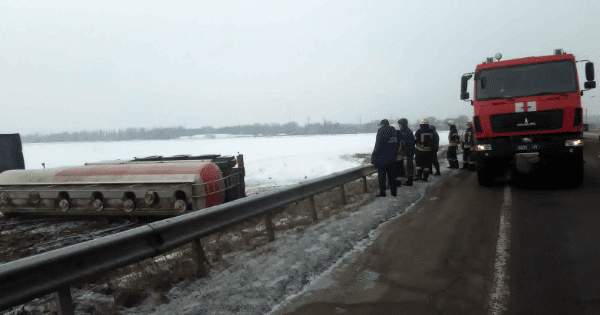 ДТП під Києвом: з цистерни витікають 30 тонн алкоголю