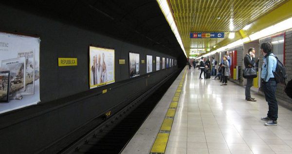 Мама решила не спасать: 2-летний ребенок прыгнул на рельсы в метро метро