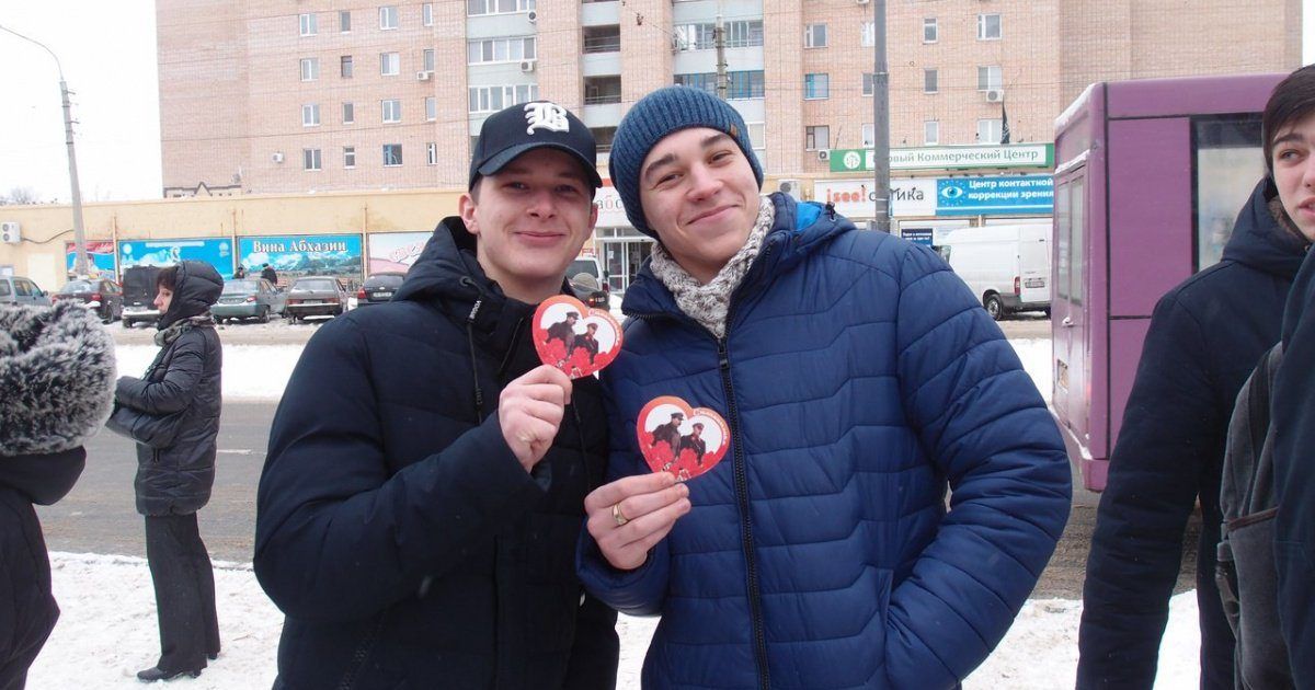 Целовали флаг коммунистов и дарили