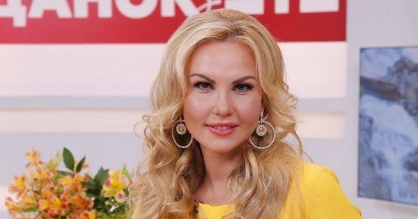 Камалія у сукні з голим декольте спантеличила Instagram камалия