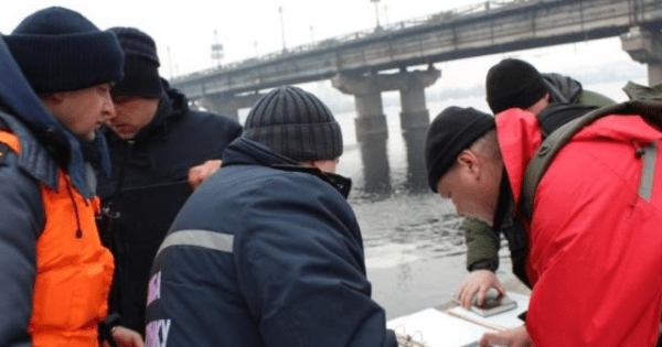 Девушка прыгнула с моста Патона: тело ищут второй день Міст Патона