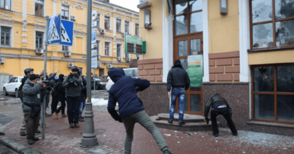 В Киеве забросали камнями отделение Сбербанка Сбербанк