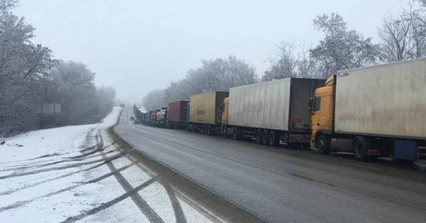 Россия без объяснений прекратила пропуск грузовиков из Украины