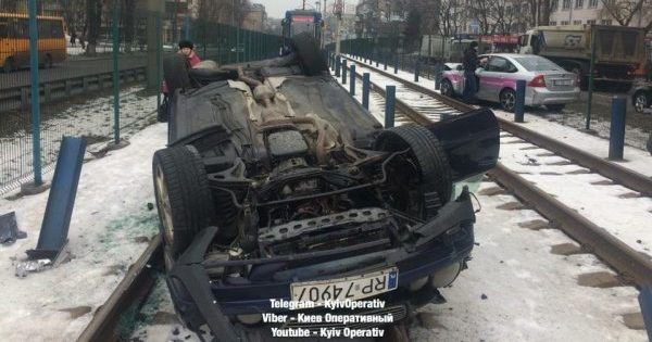 В Киеве Mercedes на еврономерах вылетел на трамвайные пути и перевернулся