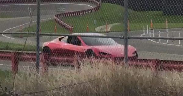 Tesla Roadster протестували на трасі