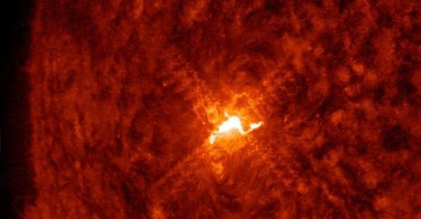 NASA показало фото новой вспышки на Солнце вспышка на солнце