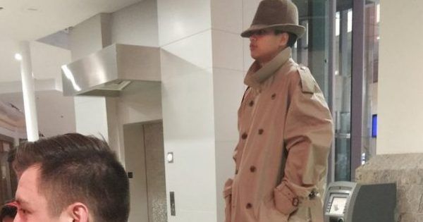 2 підлітка побудували людську вежу, намагаючись пройти в кіно по 1 квитку калифорния
