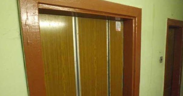 В многоэтажке Казахстана установили самодельный платный лифт лифт