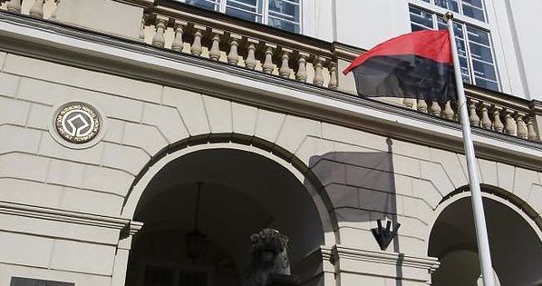 Во Львове подняли красно-черный флаг рядом с государственным упа