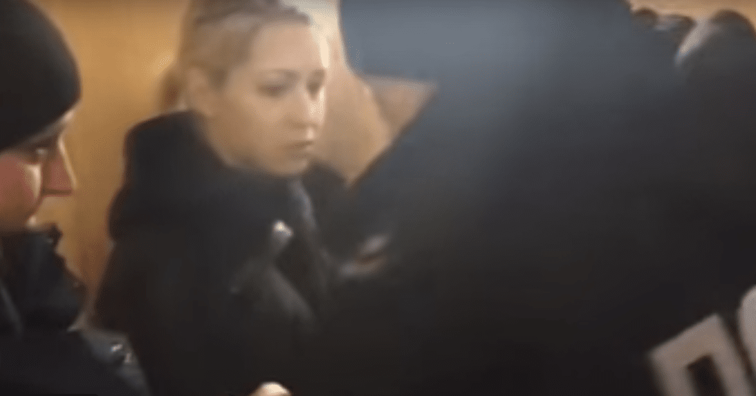 Даже раздеться не успела. Активистку Femen забрали из суда над Януковичем