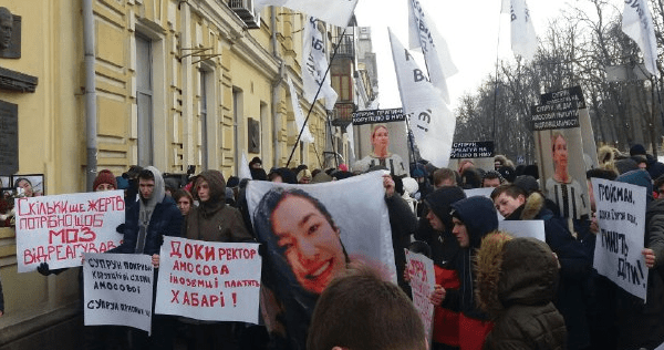Корупція вбиває: у парку Шевченка мітинг за звільнення ректора медуніверситету Мітинг