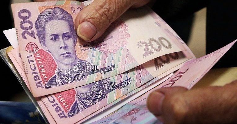 Українцям дозволять отримувати пенсії у приватних банках